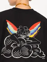 Buzo negro de algodón con cuello redondo y mangas largas. Presenta un pequeño corazón rojo estampado en el frente y un diseño de ángel en la espalda. Corte amplio y largo hasta la primera cadera.