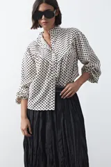 Falda larga de silueta amplia y caída fluida, con cintura elástica y textura arrugada.