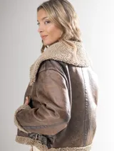 Campera marrón con cuello y puños de piel sintética color beige.