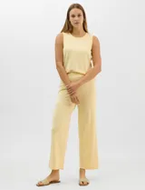 Musculosa de tejido fino en color amarillo, con cuello redondo y diseño sin mangas.