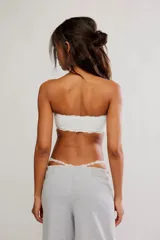 Top bandeau blanco sin tiras con bordes de puntilla, confeccionado en microfibra suave y elastizada.