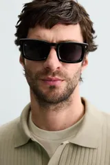 Polo de tejido canalé en color blanco, con cuello solapa y abertura frontal en V, de manga corta y corte regular.