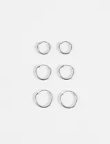 Set de tres pares de aros plateados tipo argolla de diferentes tamaños.