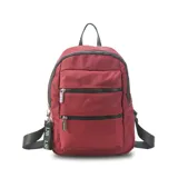 Mochila rosa de tafeta con apertura superior con cierre y tiradores metálicos, bolsillos internos, bolsillo con doble cierre metálico al frente, asas rígidas de mano y correas regulables para colgar en la espalda.