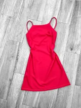 Vestido corto rojo con breteles finos y escote cuadrado.