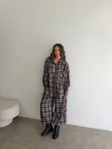 Babucha de paño con estampa de cuadros, corte holgado y diseño cómodo.