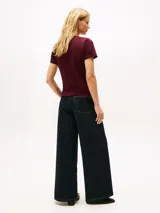 Remera de cuello redondo confeccionada en puro algodón, con logo de la marca bordado en fuente script en el pecho y detalle de logo en la manga.