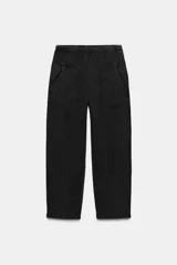 Pantalón de algodón negro con tiro medio, cintura elástica, pierna recta y grandes bolsillos laterales aplicados.