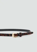 Cinturón fino de cuero de piel bovina con pelo y estampado animal print de leopardo, con hebilla metálica dorada.
