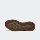 Botas Timberland Field Trekker en tono beige y gris oscuro con suela dentada marrón, ideales para actividades al aire libre y uso urbano.