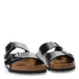 Sandalias Birkenstock modelo Arizona, color negro metalizado, con doble tira ajustable mediante hebillas metálicas. Presentan plantilla anatómica de corcho y suela de goma antideslizante.