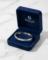 Pulsera tipo esclava rígida de acero inoxidable con diseño grabado de números romanos en toda su superficie.