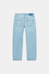 Jeans de tiro medio con cinco bolsillos, pernera recta y corte cropped. Cierre frontal con cremallera y botón.