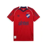Camiseta de fútbol Umbro del Club Nacional de Football, modelo Away 2026. Diseño en color rojo con un patrón texturizado de ADN en relieve, cuello en V con detalles en azul marino y blanco. Incluye logo de Umbro, escudo del club con las tres copas intercontinentales bordadas, y sponsors estampados en el frente y mangas.