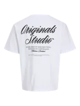 Camiseta de manga corta y cuello redondo con corte holgado, confeccionada en tejido de algodón. Presenta un diseño minimalista con estampa tipográfica pequeña en el pecho y estampa de mayor tamaño en la espalda.