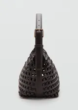 Bolso mediano de diseño trenzado color negro, con asa de hombro ajustable y cierre de cremallera.