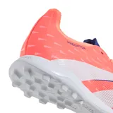 Championes de fútbol Adidas Predator League TF, color naranja con detalles en azul y blanco. Diseñados para césped artificial, cuentan con tecnología Hybridfeel en la parte superior para un mejor control del balón y suela con tapones de goma para mayor tracción.