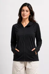 Campera deportiva negra de nylon con elastano, con cierre frontal completo, capucha, mangas largas con abertura para el pulgar y bolsillos laterales.