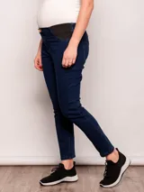 Jean chupín negro maternal, de tiro medio y con piezas elastizadas en los laterales al frente.