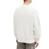 Buzo de cuello redondo Nike, color blanco, con diseño de logo y tipografía en relieve en el pecho en color naranja. Presenta puños y ruedo acanalados.