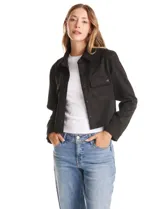 Chaqueta de estilo camisero confeccionada en tejido tipo suede, con cuello clásico, cierre frontal mediante botones a presión y bolsillos aplicados en el pecho. Presenta mangas largas con puños ajustables.