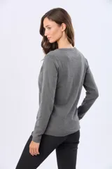 Saco tejido fino de hilo de algodón color beige, con cuello en V, cierre frontal con botones y puños acanalados.