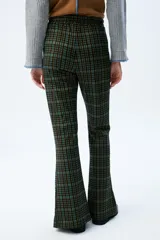 Pantalón acampanado a cuadros en tonos azul, marrón y negro, con cintura elástica y cordón ajustable.