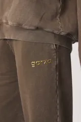 Pantalón de jogging de corte recto y holgado, confeccionado en tejido de punto con efecto lavado. Cuenta con cintura elástica y bolsillos laterales.