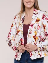 Blazer entallado de corte formal y estructurado, confeccionado en algodón con elastano. Presenta solapa clásica, cierre frontal con un botón a tono, bolsillos falsos tipo ojal en la cintura y mangas largas de corte recto. Cuenta con un diseño estampado floral en tonos rojo, bordó y amarillo sobre base blanca.