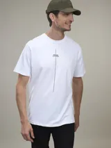 Remera blanca de algodón con estampado minimalista de la marca NOSN38 & THOMAS y una línea vertical negra.
