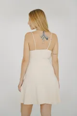 Camisón maternal de algodón color beige melange, de corte corto y suelto, con detalles de encaje blanco en el escote y breteles regulables.