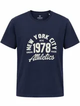 Remera azul marino de manga corta y cuello redondo, con estampa frontal estilo universitario en color blanco con las leyendas "New York City", "1978" y "Athletics".