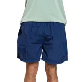 Short de baño azul marino de secado rápido con cintura elástica y logo de Umbro bordado en la pierna izquierda.