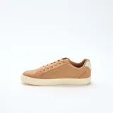 Zapatillas bajas para hombre de color beige, con cordones del mismo tono, suela de goma blanca y detalle en el talón.