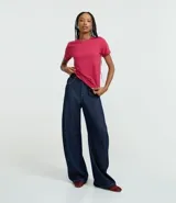 Remera tipo t-shirt de algodón, color beige claro, con cuello redondo y mangas cortas dobladas.