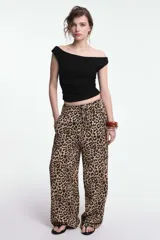 Pantalón de viscosa con estampado animal print de leopardo, cintura elastizada con lazo regulable y pierna recta.