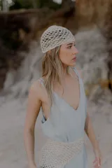 Gorro tipo casquete tejido a crochet color crudo, con diseño calado.