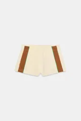 Shorts mini color beige claro, con cintura elástica de tiro medio y bandas laterales marrones con ribete verde.