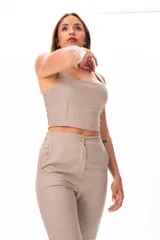 Top color beige, corto, con breteles anchos y escote cuadrado.