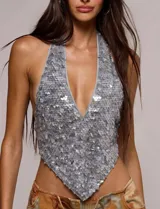 Top halter cubierto de lentejuelas plateadas, con escote en V profundo y espalda descubierta.