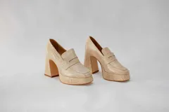 Mocasines color beige con estampado de piel de cocodrilo, plataforma y tacón cuadrado.