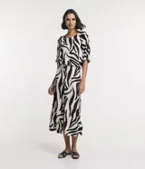 Sandalias planas color verde militar, con puntera cuadrada y dos tiras horizontales en la parte delantera.