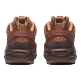 Championes Salomon modelo ACS Pro Red Ashes, en tonos marrón y terracota, con diseño técnico de senderismo, malla transpirable, estructura de jaula sintética y suela dentada.
