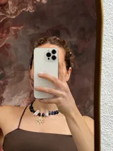 Collar de piedras naturales en tonos verdes con dije colgante de bronce con diseño orgánico.