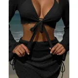 Conjunto de baño de cuatro piezas en color negro, confeccionado en tejido de malla transparente. Incluye un top de bikini triangular, una remera manga larga abierta con lazo frontal para anudar, y una pollera corta ajustable con cordones laterales.