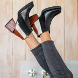 Bota corta de cuero vacuno con diseño tricolor, combinando paneles en negro, blanco y cuero texturizado efecto reptil en tono marrón. Presenta taco cuadrado forrado, punta cuadrada y cierre lateral interno.