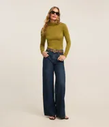Blusa de manga larga de tejido melange en tono verde oliva, con cuello alto y calce ajustado.