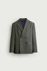 Blazer cruzada de traje color verde militar, de corte regular fit, con solapas de muesca, cierre frontal de doble botonadura, bolsillos con solapa en la cadera y bolsillo de vivo en el pecho.