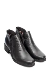 Botín casual de cuero liso color marrón oscuro, con diseño de doble cierre lateral y taco bajo cuadrado.