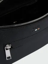 Riñonera de cuero granulado negro con cierre metálico plateado y logo de la marca grabado en el frente.